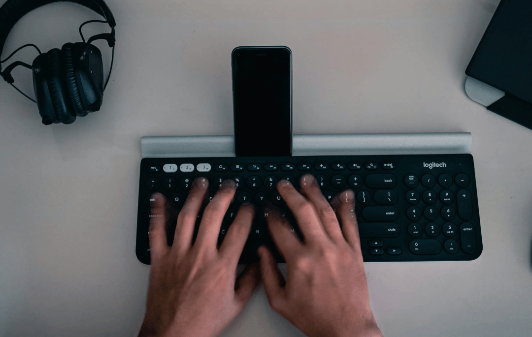 配上键盘的年轻人图什么澳门新葡京入口给手机(图2)