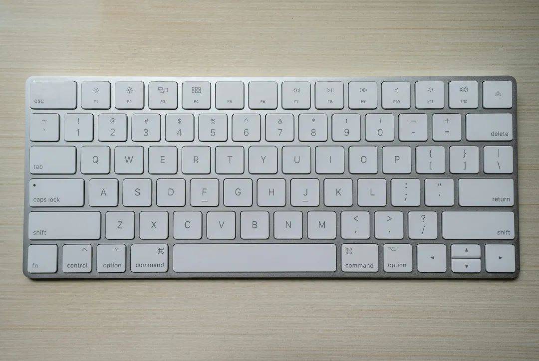 配上键盘的年轻人图什么澳门新葡京入口给手机(图4)